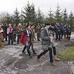 Józefów nad Wisłą, 11.11.2013. Złożenie kwiatów pod Pomnikiem Powstańców.