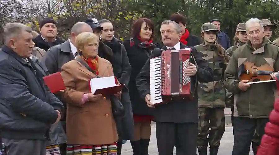 Józefów nad Wisłą, 11.11.2013. Złożenie kwiatów pod Pomnikiem Powstańców.