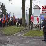 Józefów nad Wisłą, 11.11.2013. Złożenie kwiatów pod Pomnikiem Powstańców. Pan wójt Grzegorz Kapica.