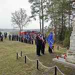 Bór, 11.11.2013. Złożenie kwiatów pod Pomnikiem Partyzantów.