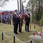 Bór, 11.11.2013. Złożenie kwiatów pod Pomnikiem Partyzantów.