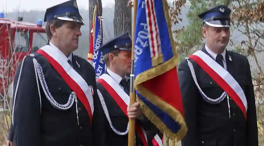 Bór, 11.11.2013. Złożenie kwiatów pod Pomnikiem Partyzantów.