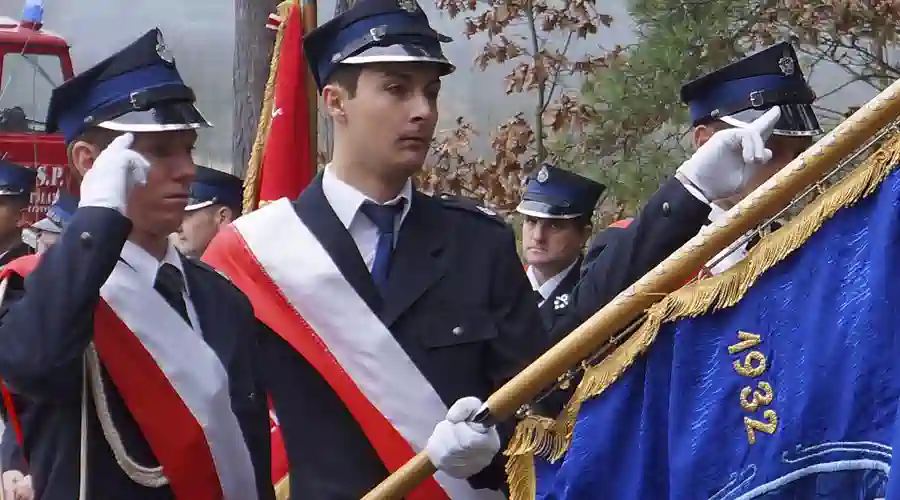 Bór, 11.11.2013. Złożenie kwiatów pod Pomnikiem Partyzantów.