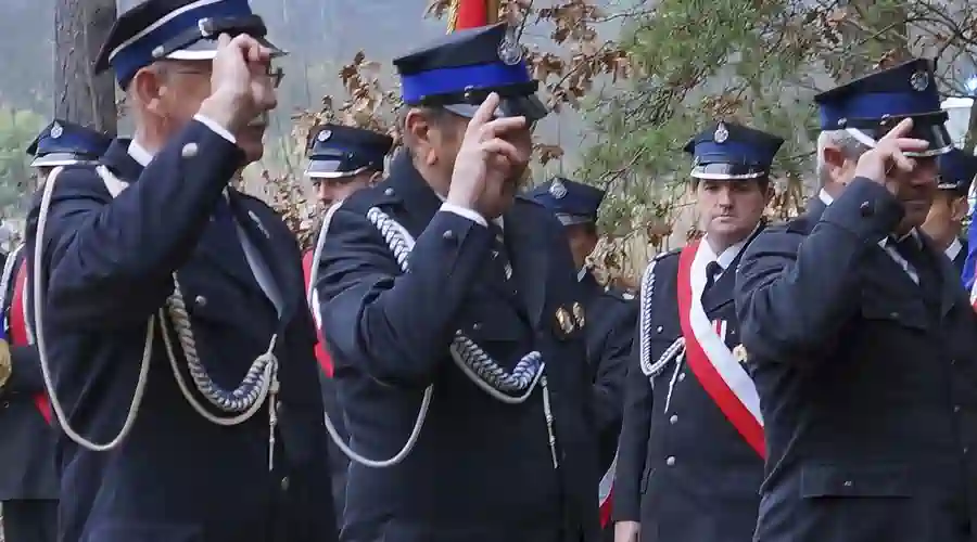 Bór, 11.11.2013. Złożenie kwiatów pod Pomnikiem Partyzantów.