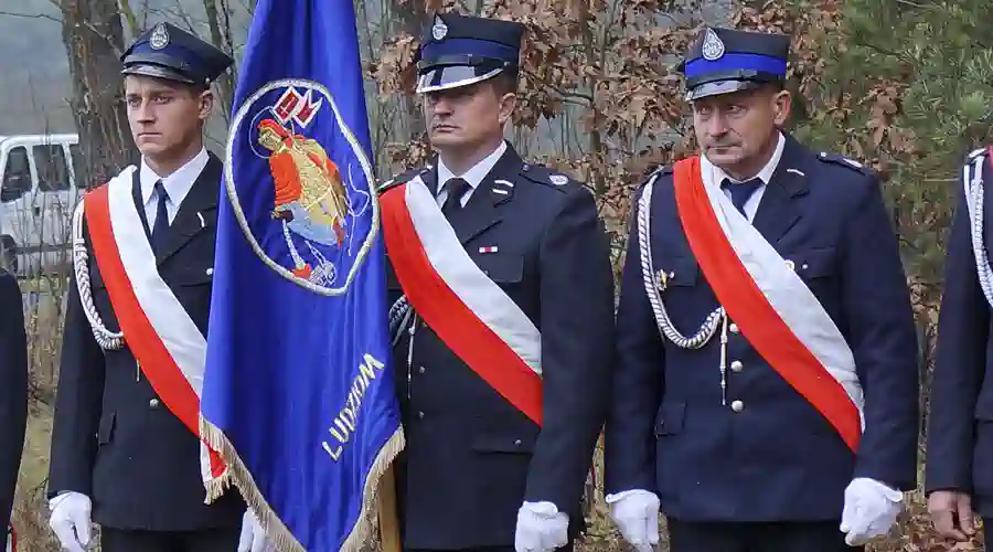 Bór, 11.11.2013. Złożenie kwiatów pod Pomnikiem Partyzantów.