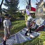 Rybitwy, 11.11.2014. 96. rocznica odzyskania niepodległości. Przed pomnikiem wdzięczności. Złożenie kwiatów.