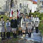 Rybitwy, 11.11.2014. 96. rocznica odzyskania niepodległości. Przed pomnikiem wdzięczności. Harcerki z ZSO w Józefowie nad Wisłą.