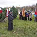 Boiska 11.11.2015. Przy pomniku. Ks. Marek Janus, proboszcz z Boisk.