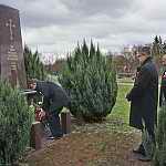Boiska 11.11.2015. Napis na pomniku: „By krew przelana nie poszła w niepamięć”. Pan Grzegorz Kapica, wójt Gminy składa kwiaty.