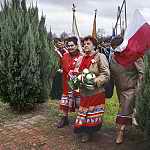 Boiska 11.11.2015. Składanie kwiatów pod pomnikiem. Panie z Klubu Seniora.