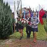 Boiska 11.11.2015. Składanie kwiatów pod pomnikiem. Dzieci ze Szkoły Podstawowej w Starych Boiskach.