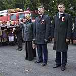 Boiska 11.11.2015. Przy pomniku, w środku (od lewej): ks. Stanisław Stępień i pan Grzegorz Kapica, wójt Gminy w Józefowie nad Wisłą.