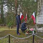 Święto Niepodległości. Bór, 11-11-2016. Złożenie kwiatów pod pomnikiem w Borze. Od lewej: Adam Rędzia - Przewodniczący Rady Gminy i Grzegorz Kapica - Wójt Gminy Józefów nad Wisłą.