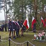 Święto Niepodległości. Bór, 11-11-2016. Złożenie kwiatów pod pomnikiem w Borze. Młodzież z Zespołu Szkół Ogólnokształcących w Józefowie nad Wisłą.