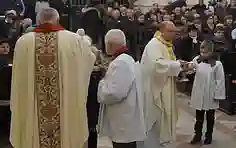 11-11-2017, Józefów nad Wisłą. 99. rocznica odzyskania niepodległości przez Polskę. Kapłani, od lewej: ks. Andrzej Walencik, ks. Stanisław Stępień.