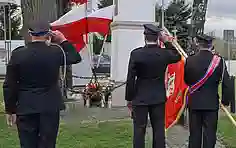 11-11-2017, Józefów nad Wisłą. 99. rocznica odzyskania niepodległości przez Polskę. Poczty sztandarowe oddają hołd bohaterom Ojczyzny.