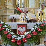 Święto Niepodległości. 11 listopada 2018 roku, Józefów nad Wisłą. Msza św. dziękczynna. <i>Panie Jezu Chryste, przyjmij naszą skruchę i otocz nas swoją opieką, aby z ziemi polskiej po wszystkie czasy rozbrzmiewała cześć i chwała Twoja.</i>