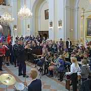Święto Niepodległości. 11 listopada 2018 roku, Józefów nad Wisłą. Msza św. dziękczynna. <i>Pod Twą obronę Ojcze na niebie, grono Twych dzieci swój powierza los. Ty nam błogosław, ratuj w potrzebie i broń od zguby, gdy zagraża cios.</i>
