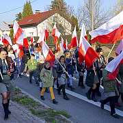 Święto Niepodległości. 11 listopada 2018 roku, Józefów nad Wisłą. Marsz Niepodległości. <i>Dziękujemy Ci, Boże, za ofiarę krwi tak wielu synów i córek naszego narodu, przelaną w obronie ojczyzny.</i>