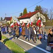 Święto Niepodległości. 11 listopada 2018 roku, Józefów nad Wisłą. Marsz Niepodległości. <i>Dziękujemy Ci, Boże, za wydobycie nas z niewoli krwawych systemów totalitarnych.</i>