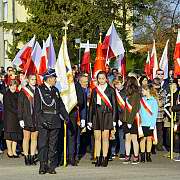 Święto Niepodległości. 11 listopada 2018 roku, Józefów nad Wisłą. Marsz Niepodległości. <i>Dziękujemy Ci, Boże, za wszystkich, którzy umiłowali swą ojczyznę, dla niej uczciwie pracowali i sławili jej dobre imię.</i>